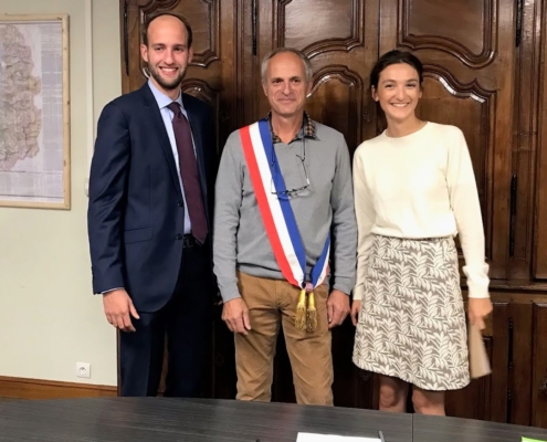 Photo du mariage en mairie de BIELLE d'Antoine DARD et Geneviève CURIS par le Maire Jean MONTOULIEU.