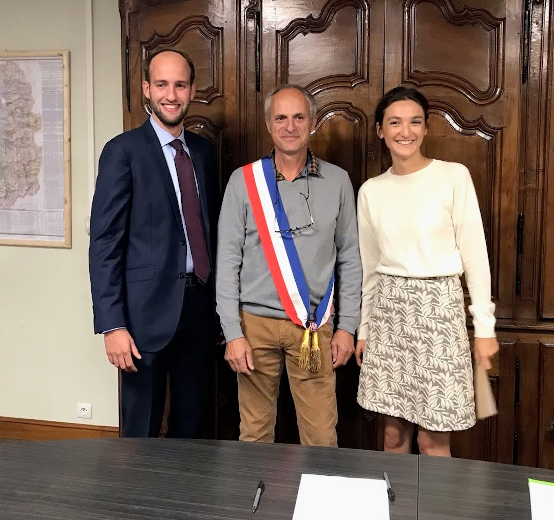 Photo du mariage en mairie de BIELLE d'Antoine DARD et Geneviève CURIS par le Maire Jean MONTOULIEU.